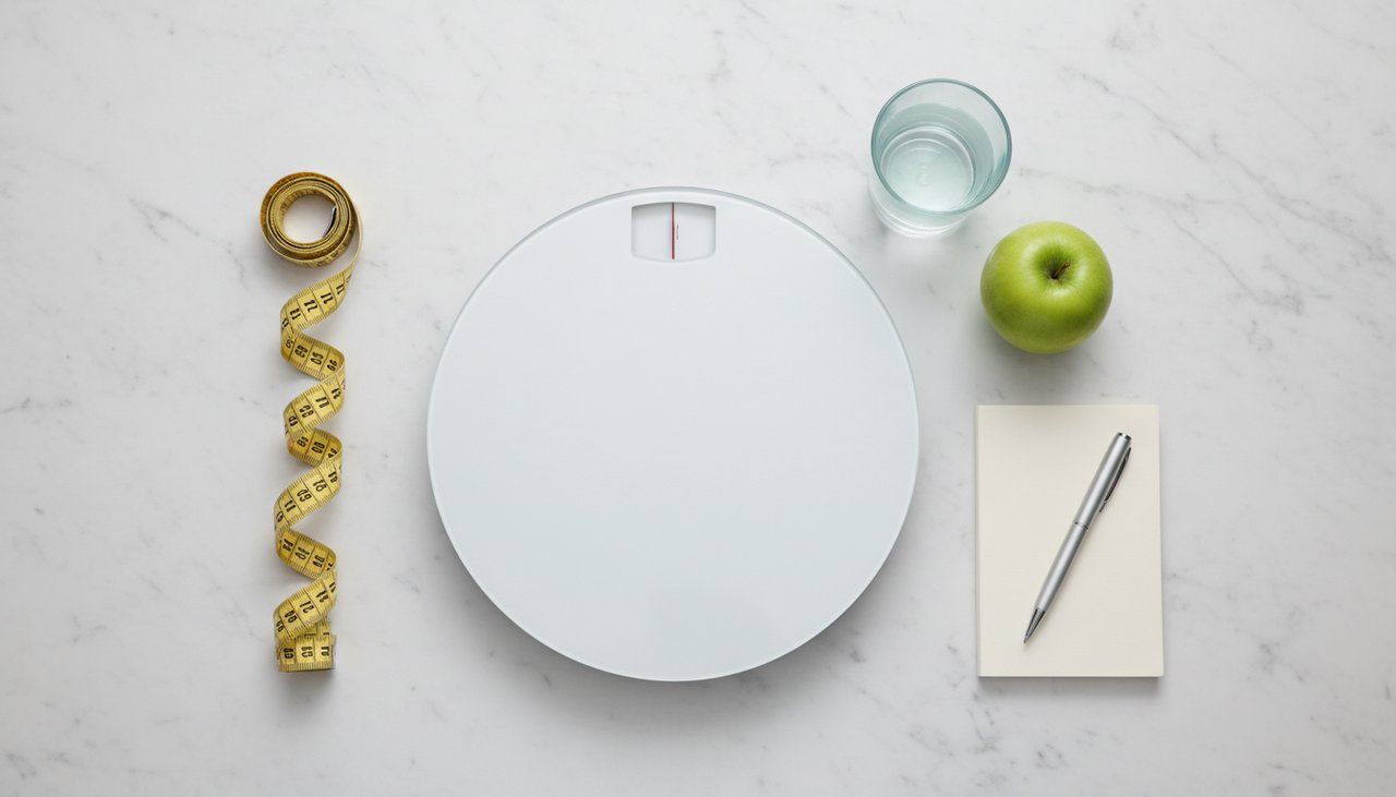 Calcul IMC : balance, mètre ruban et aliments sains pour évaluer sa corpulence