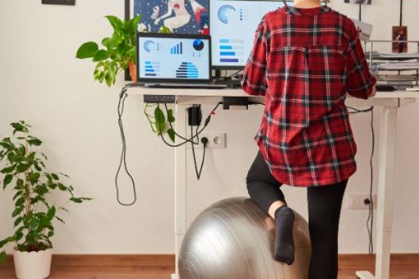 Adoptez les bonnes postures au travail : Un guide essentiel pour votre bien-être