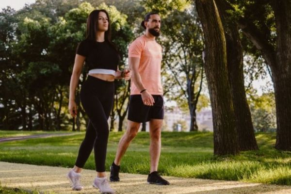 Combien de calories peut dépenser une personne sur une marche d'un kilomètre ?