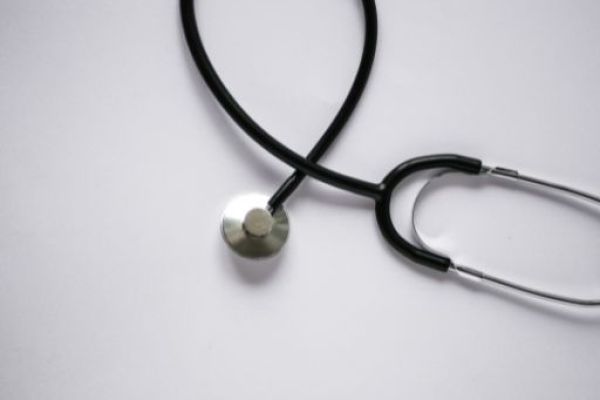 Comment prendre sa tension avec un stéthoscope : guide pratique pour mesurer facilement la pression artérielle