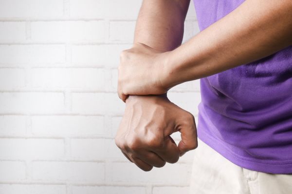 Comprendre l'algodystrophie : causes, symptômes et traitements