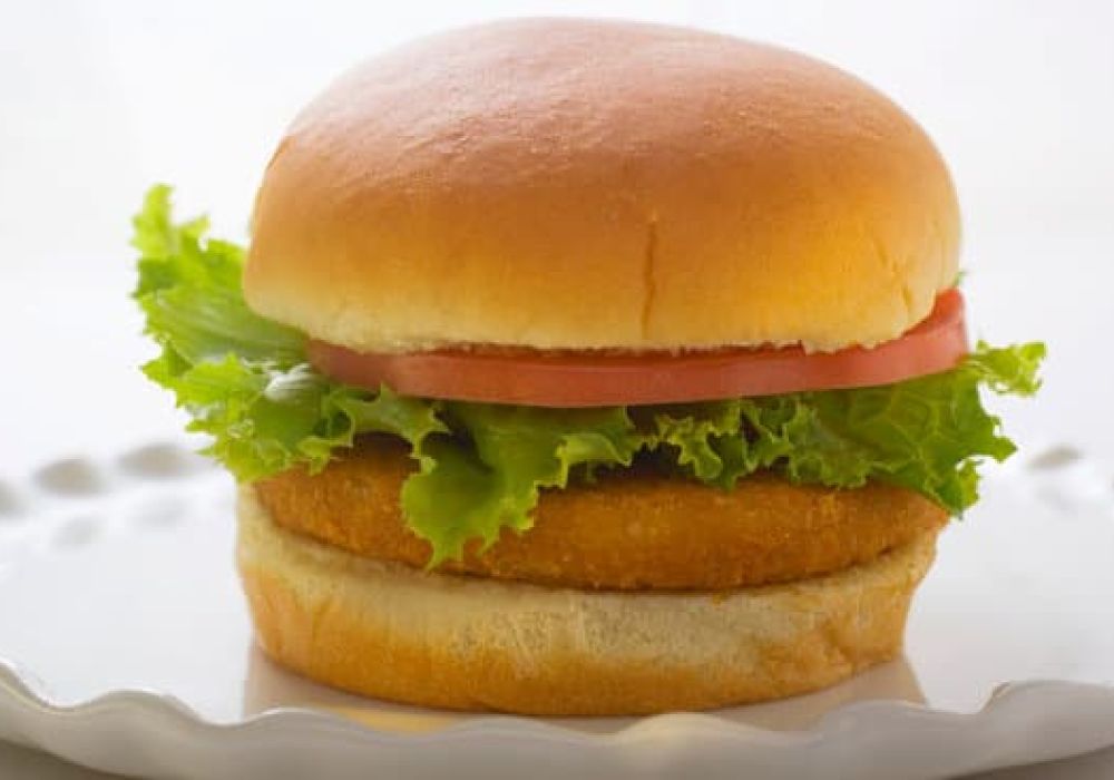 Découvrez l'histoire et les variantes du délicieux McChicken™