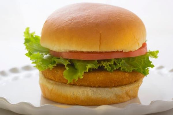 Découvrez l'histoire et les variantes du délicieux McChicken™