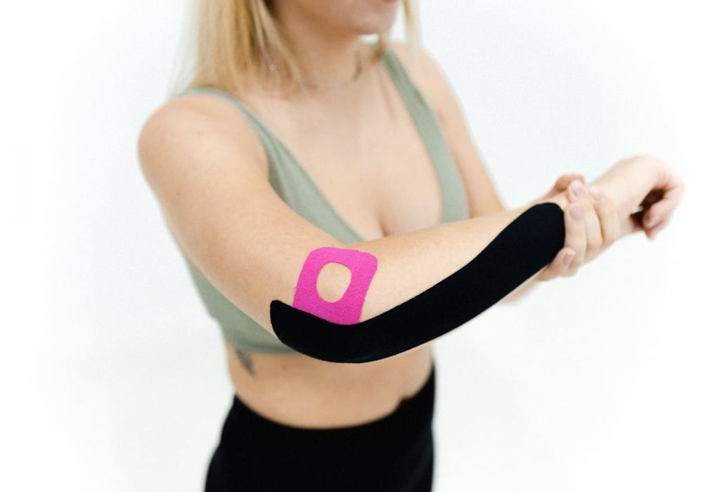 Douleur coude musculation : causes, prévention et solutions