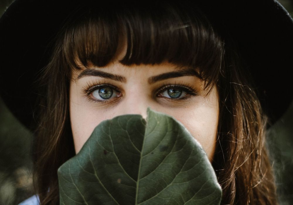 La fausse frange : une solution tendance et pratique pour changer de look