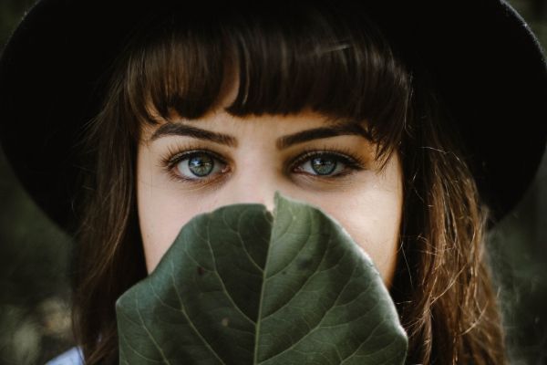 La fausse frange : une solution tendance et pratique pour changer de look