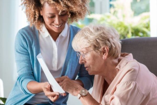 Le guide complet pour devenir auxiliaire de vie