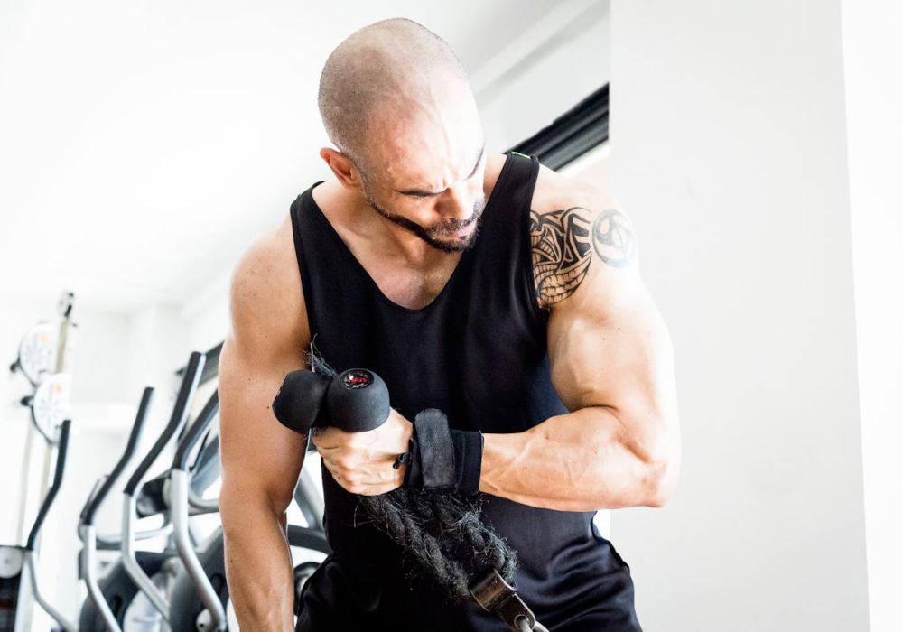 Mal au coude en musculation : causes, solutions et stratégies de prévention pour 2025