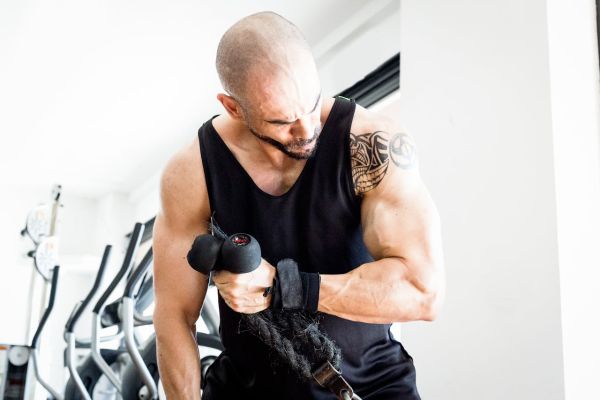 Mal au coude en musculation : causes, solutions et stratégies de prévention pour 2025