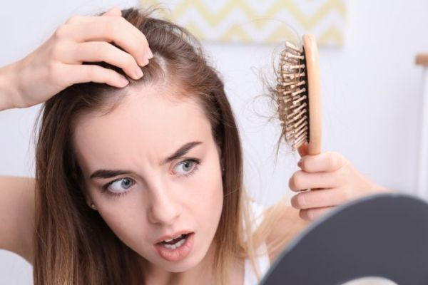 Quels types de carences provoquent la chute des cheveux ?