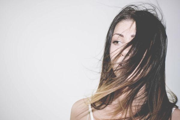 Tout savoir sur le lissage au tanin : avantages, durée et réalisation