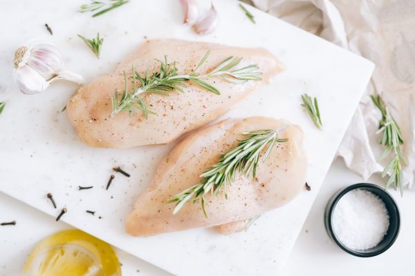 Tout savoir sur les calories du blanc de poulet : valeur nutritionnelle, bienfaits et conseils pratiques