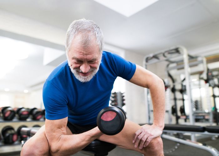 personne agée fait de la musculation