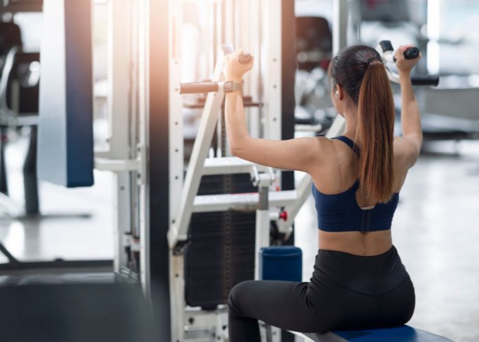 salle musculation femme muscle dos